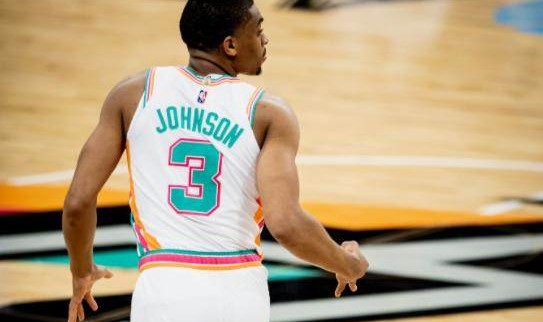 核心缺席无碍赢球！6战5胜马刺冲刺附加赛