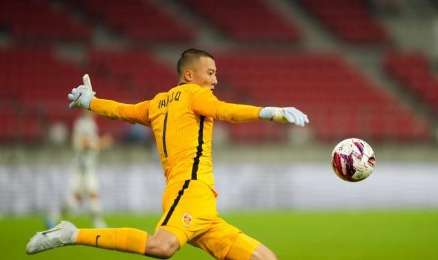 国足输球不乏闪光点 弱队出门将韩佳奇是真拼了