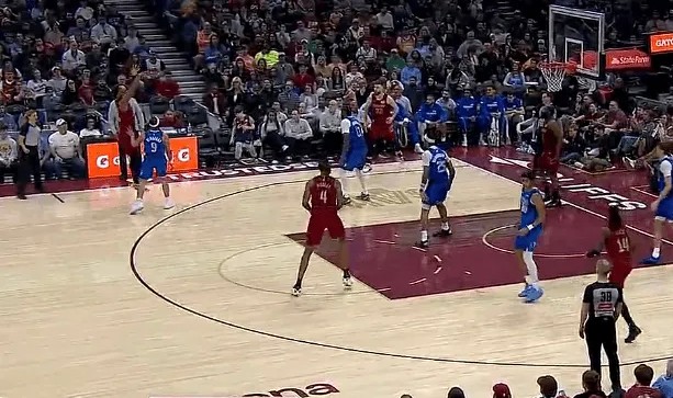 b体育官网-米切尔不讲理干拔三分投进，生涯总得分突破15000分